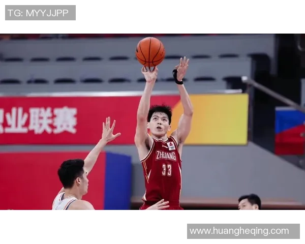 成都篮球队以79分领跑精英赛积分榜展现强大实力