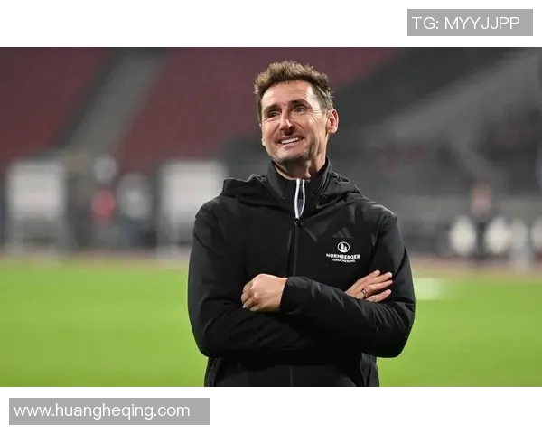 德国足球传奇克洛泽的辉煌生涯与不朽成就回顾